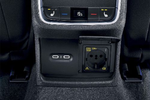 Power Accessories Outlet View of Skoda Octavia (2022-2024)