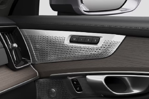 Speakers View of Volvo XC90