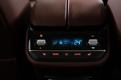 D90 Max Rear AC Controls